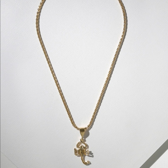 New Vanessa Mooney wyclef scorpion necklace gold - Picture 4 of 4